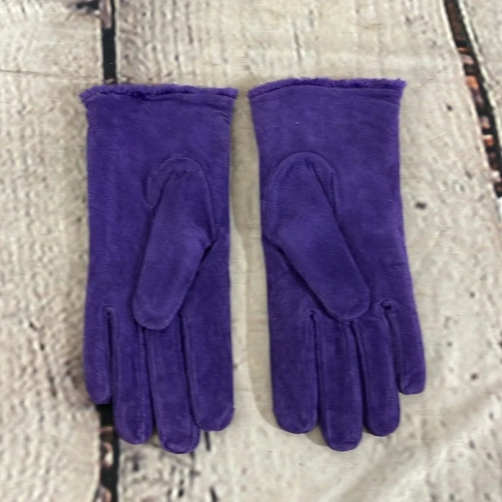 Suede purple gloves